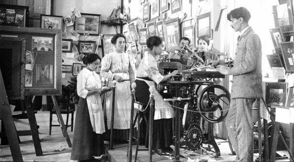 Trabalhadoras da Imprensa Nacional operando uma máquina de sobrescritos na Exposição Nacional das Artes Gráficas, realizada em outubro de 1913. Foto de Joshua Benoliel, publicada na revista «lllustração Portugueza», n.º 399.