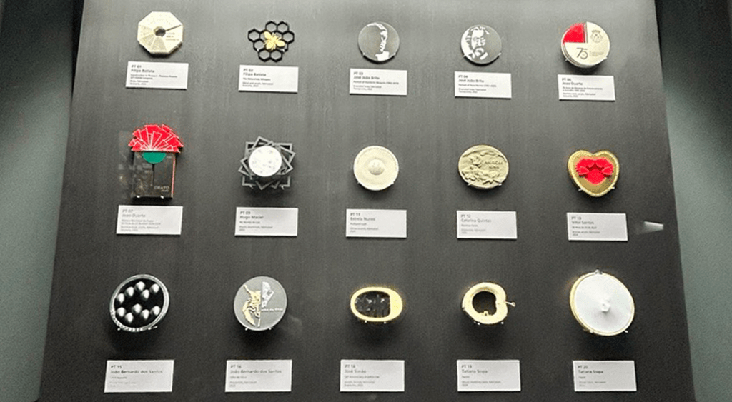 A exposição da FIDEM, patente até dia 31 de janeiro, conta com mais de 500 medalhas de artistas de todo o mundo, entre eles alguns escultores portugueses